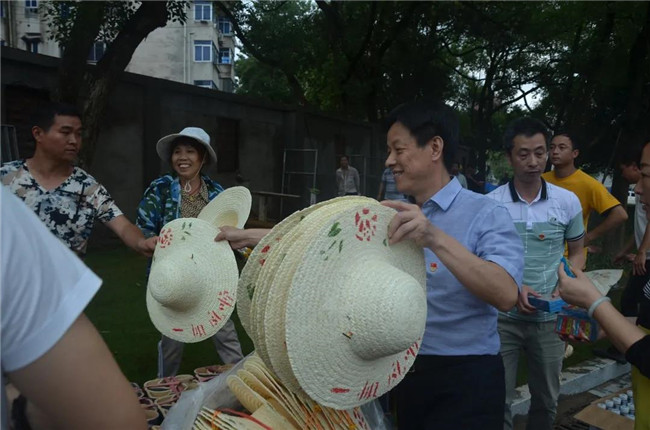 炎炎夏日送清涼,點滴關(guān)懷暖人心——城投集團(tuán)各黨支部開展“送清涼”慰問一線員工活動
