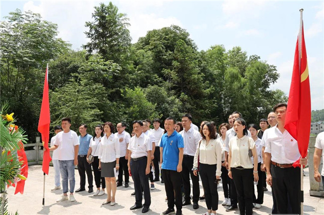 市城投集團開展“緬懷革命先烈,傳承紅色基因”革命傳統教育