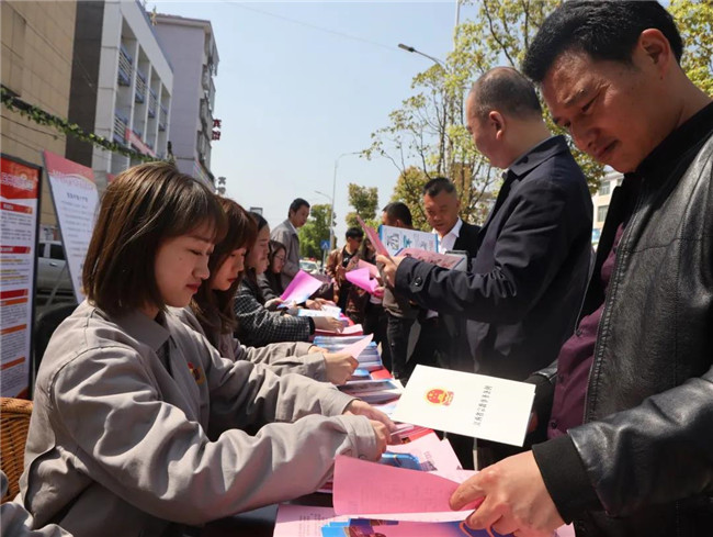 市城投集團組織開展普法宣傳黨員志愿服務活動