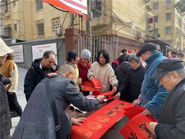 城投集團送福送春聯,社區公益活動暖人心