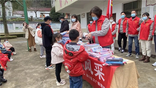 市城投集團(tuán)開展“黨建引領(lǐng)學(xué)雷鋒,志愿服務(wù)展風(fēng)采”送溫暖活動(dòng)